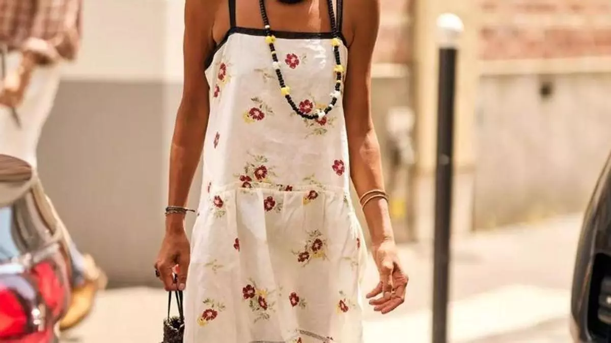 Los vestidos ceñidos ya no se llevan: 5 vestidos holgados y fluidos de las novedades que estilizan en todas las tallas