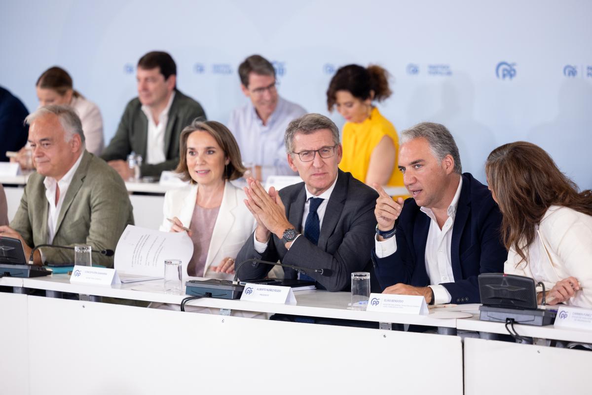 El líder del PP, Alberto Núñez Feijóo, preside la junta directiva nacional del PP en Madrid.