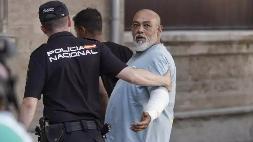 VÍDEO | El Ico apuñala a un hombre y arrastra y corta a la fuerza el pelo a su mujer con un cuchillo en Son Banya