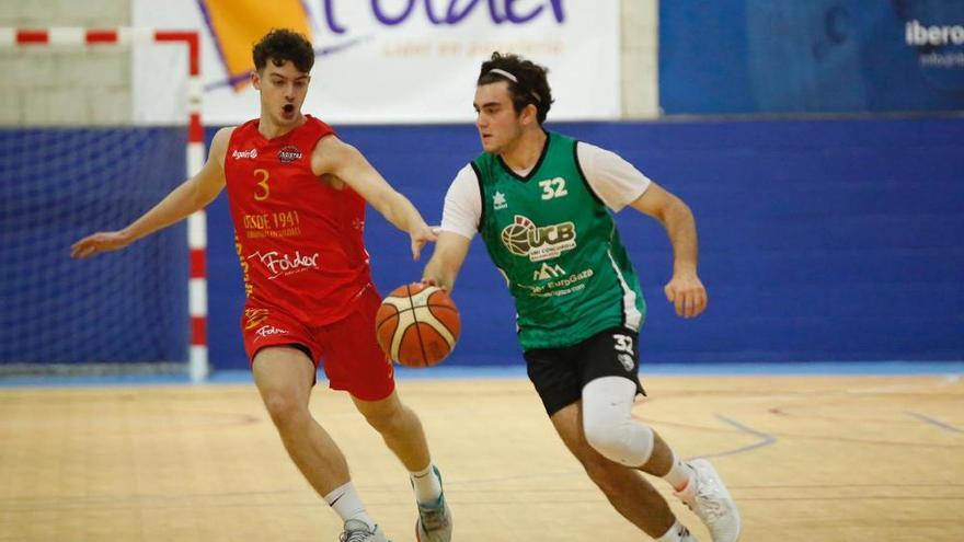 Javi Bueno (UCB) controla el balón ante José Luis Illanes.