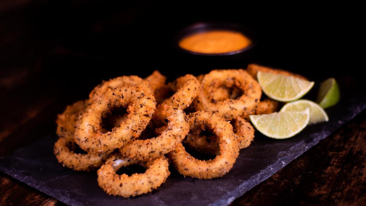 Aros de cebolla fritos.