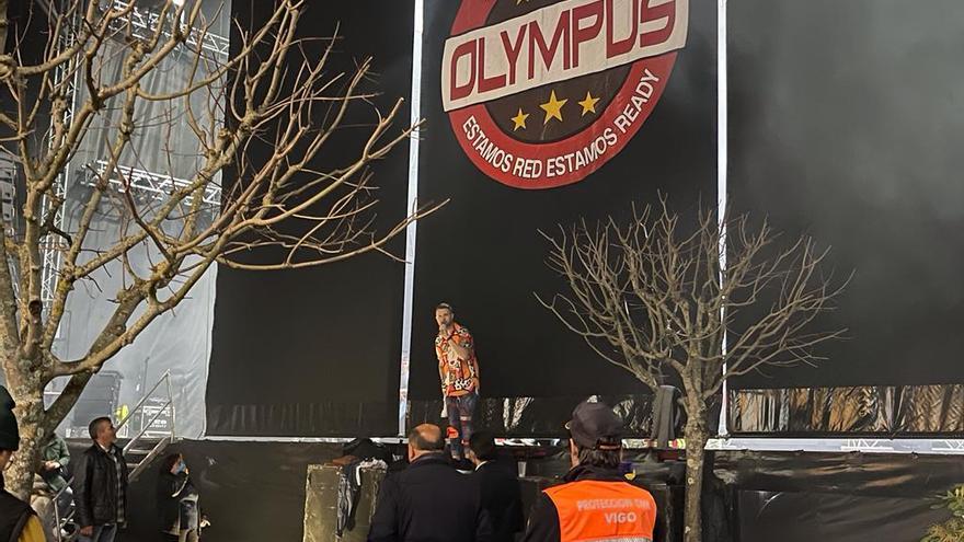 Un acróbata de la orquesta Olympus cae desde la cúpula del escenario