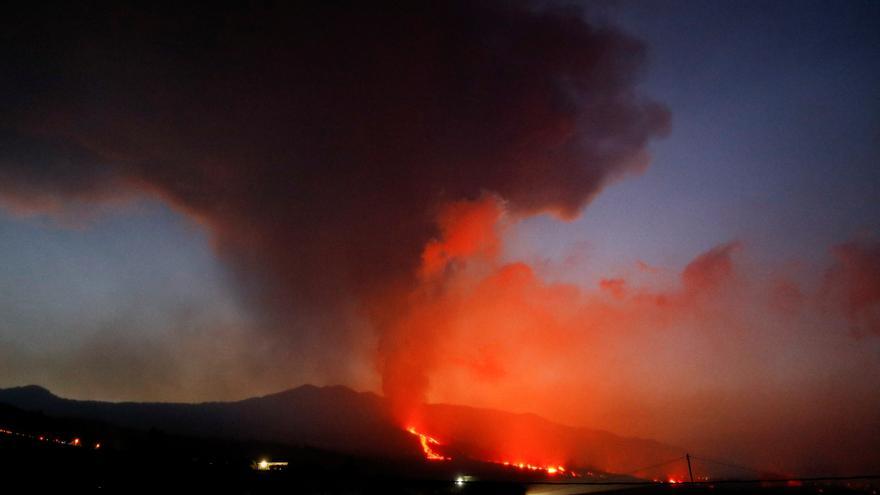 El volcán continúa con elevada emisión de lava y cenizas