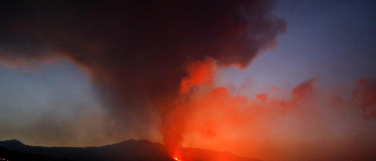 Rayos volcánicos y terremotos, así se comporta el volcán de La Palma