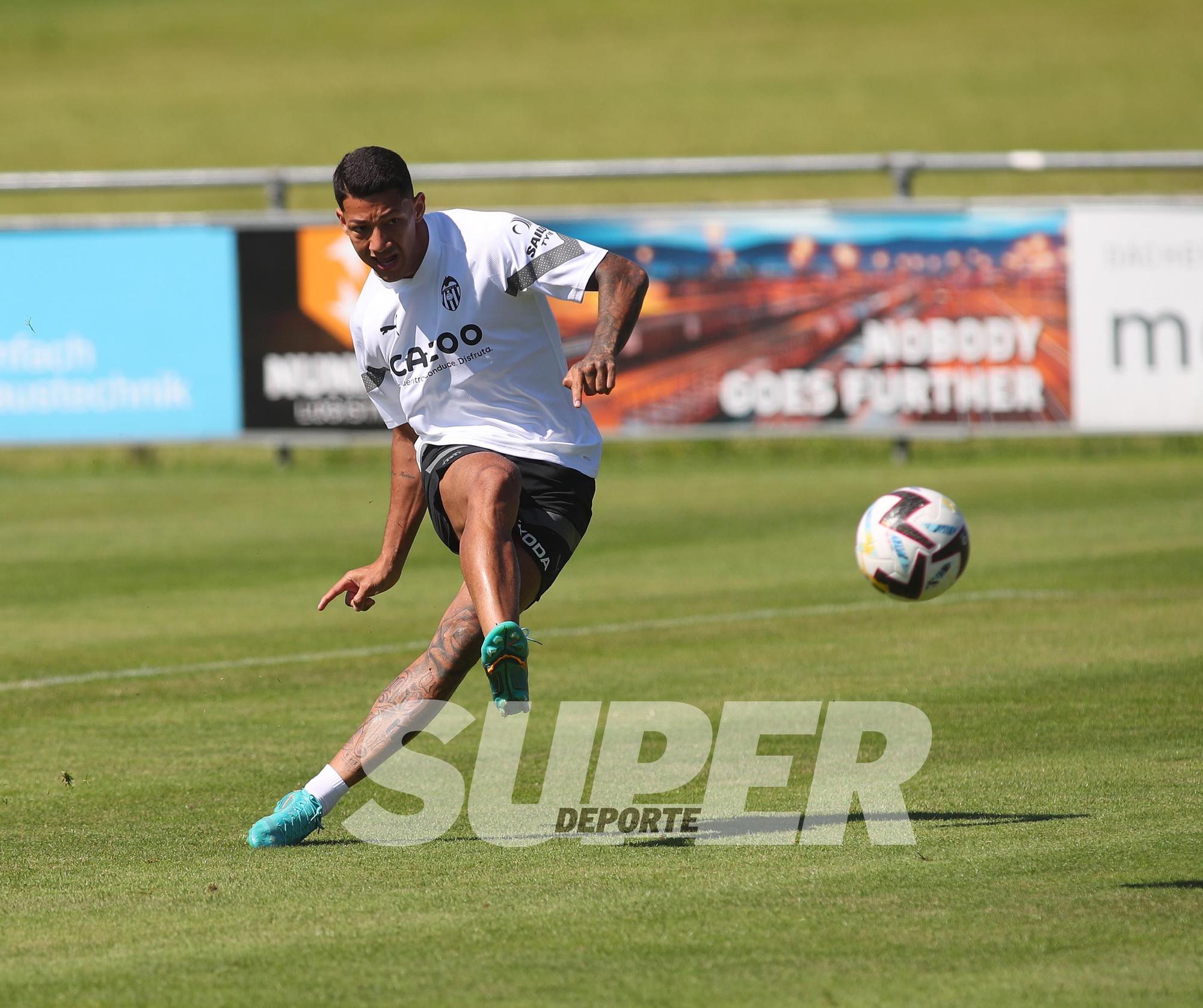 Entrenamiento matutino del Valencia CF en Suiza