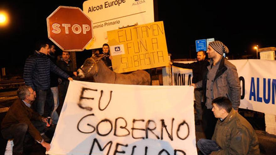 Protesta de trabajadores de Alcoa en A Coruña, ayer. / C.Pardellas