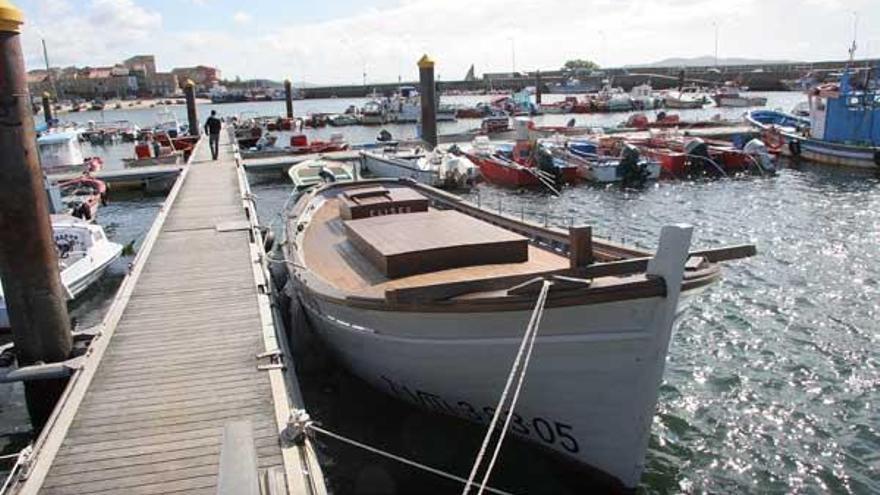 O &quot;Eliseo&quot; atópase en Cambados á espera de ser arbolado.