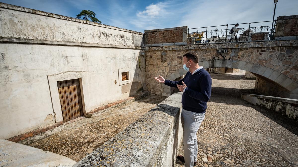 El concejal Jaime Mejías muestra una de las dependencias que albergará el centro de interpretación del hornabeque.