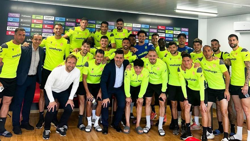 David Aganzo y Diego Rivas, de AFE, con la plantilla del FC Cartagena tras su reunión. | AFE