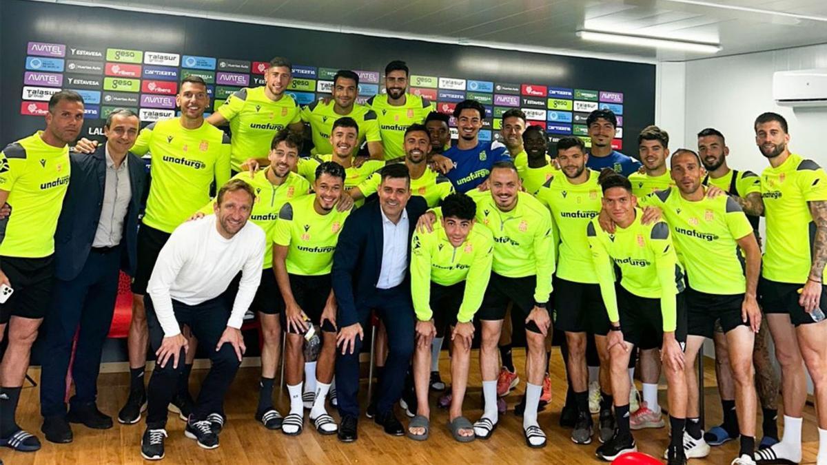 David Aganzo y Diego Rivas, de AFE, con la plantilla del FC Cartagena tras su reunión. | AFE