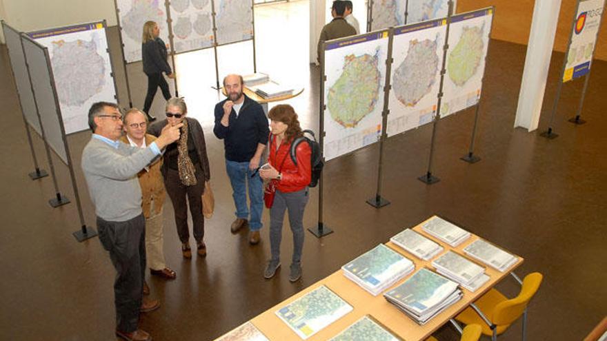 Varios ciudadanos observan los documentos y paneles del PIO, ayer en la planta baja de la Casa Palacio.