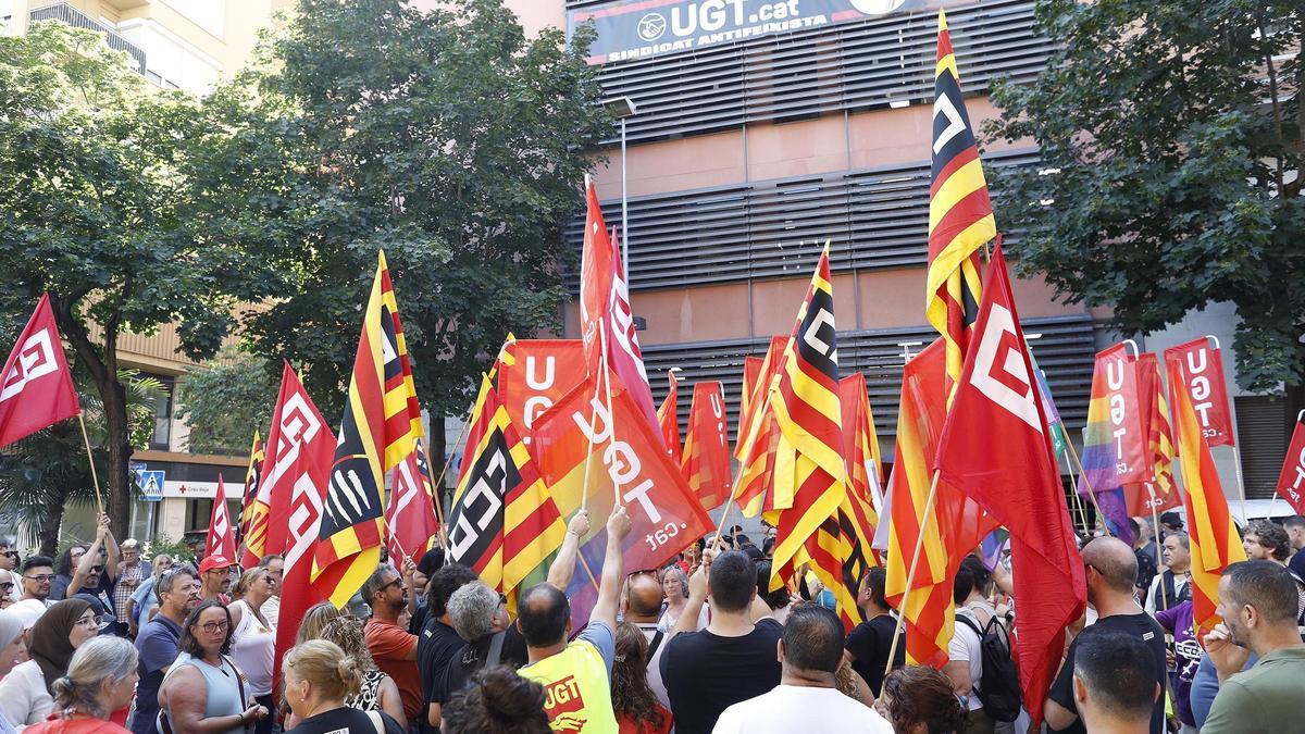 CCOO i UGT protesten davant la seu de la FOEG per exigir la reducció de la jornada laboral.