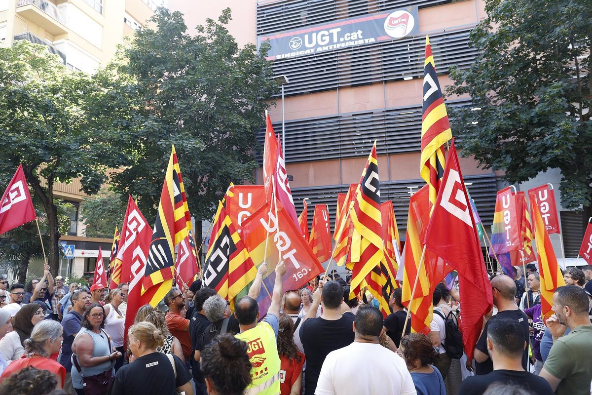 CCOO i UGT protesten davant la seu de la FOEG per exigir la reducció de la jornada laboral.