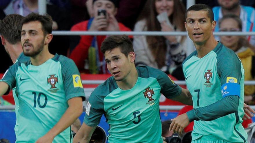 Jugadores lusos celebran el gol de Ronaldo.