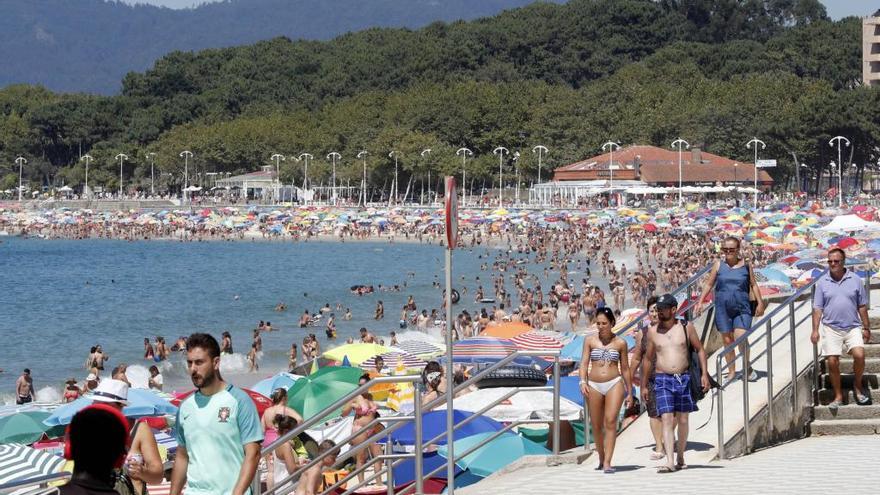 Miles de bañistas abarrotan la playa de Samil este domingo. // J. Lores