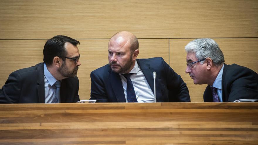 El presidente de la diputación, en el centro, junto al interventor y el secretario de la entidad.