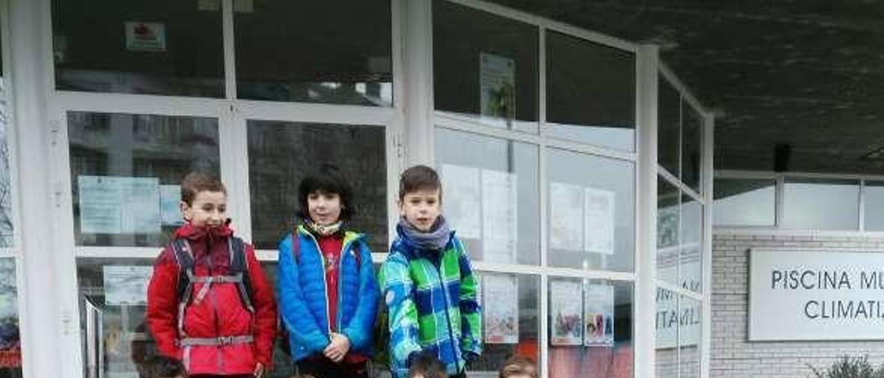 El grupo antes de entrar en la piscina climatizada.