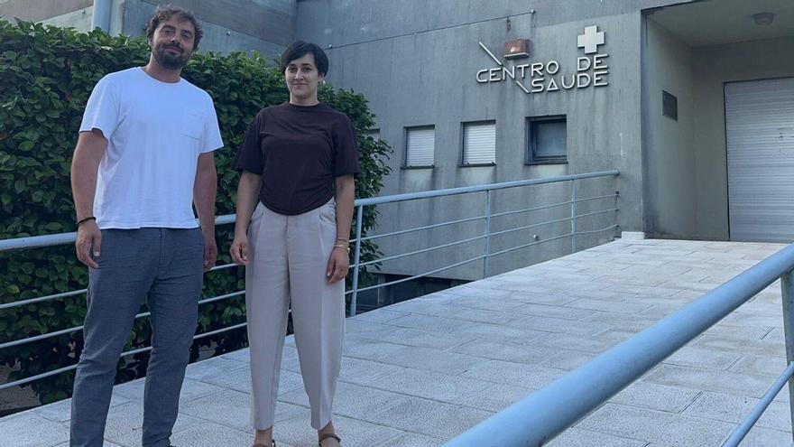 Álex Fiúza y Ariadna Fernández, junto al centro de salud de Vila de Cruces.