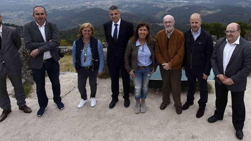 El director territorial de CaixaBank, Marc Benhamou, y la conselleira de Medio Ambiente, Beatriz Mato (en el centro), tras la firma del acuerdo.