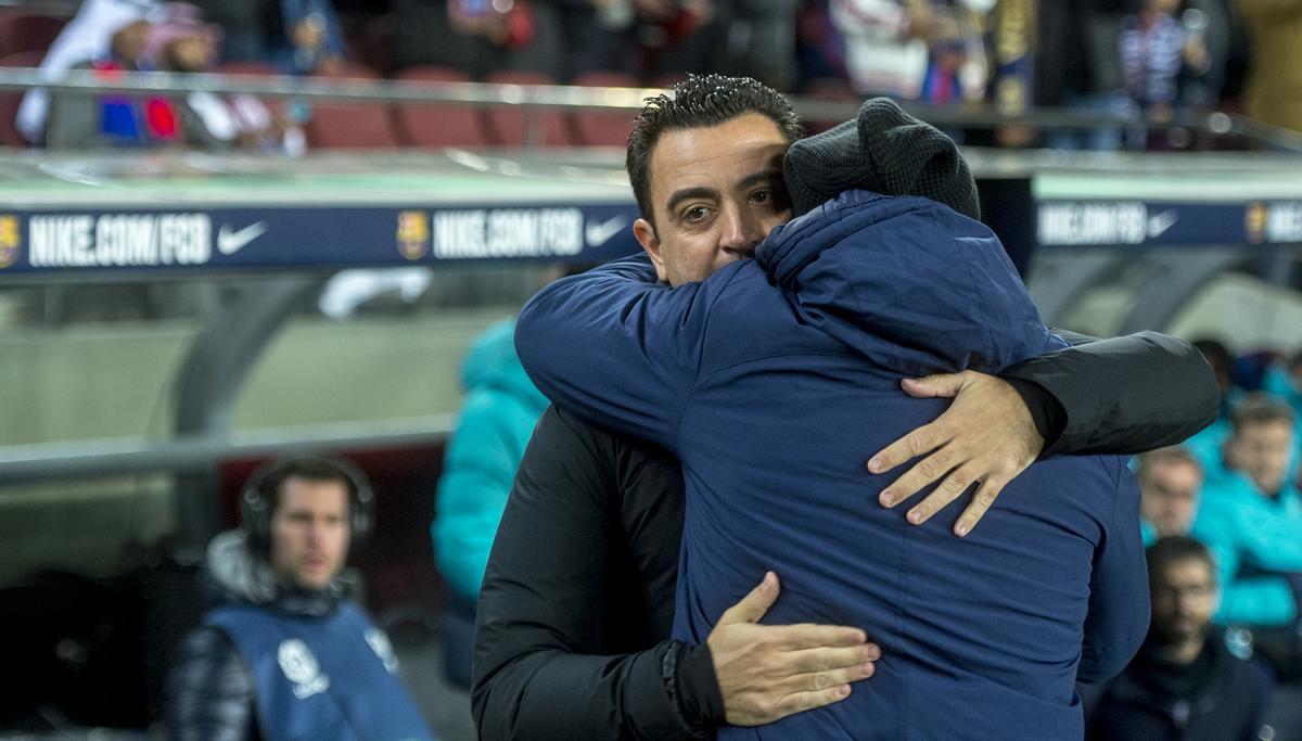 Xavi saluda a Sampaoli antes del partido de liga contra el Sevilla