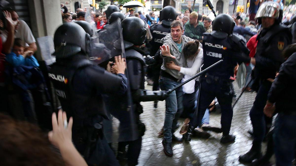 Agents antidisturbis de la policia espanyola l'1 d'octubre de 2017.