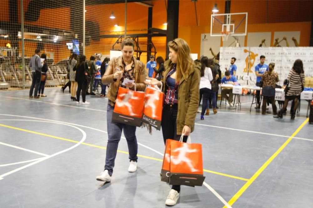 Entrega de dorsales de la Carrera de la Mujer