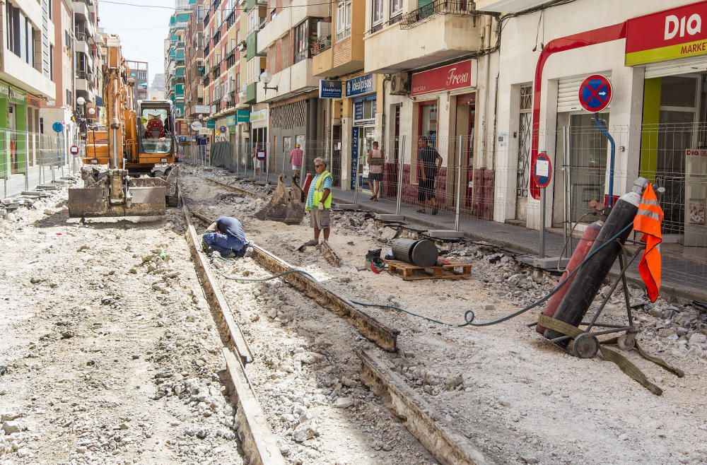 Las obras en la calle Pintor Gisbert sacan a la luz las antiguas vías del tranvía