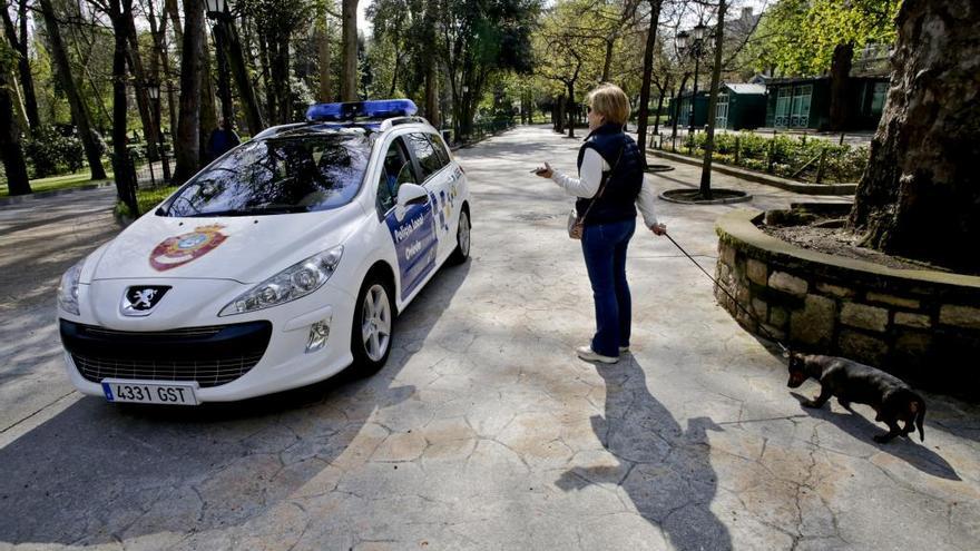 La Policía Local de Oviedo, ayer en el parque San Francisco