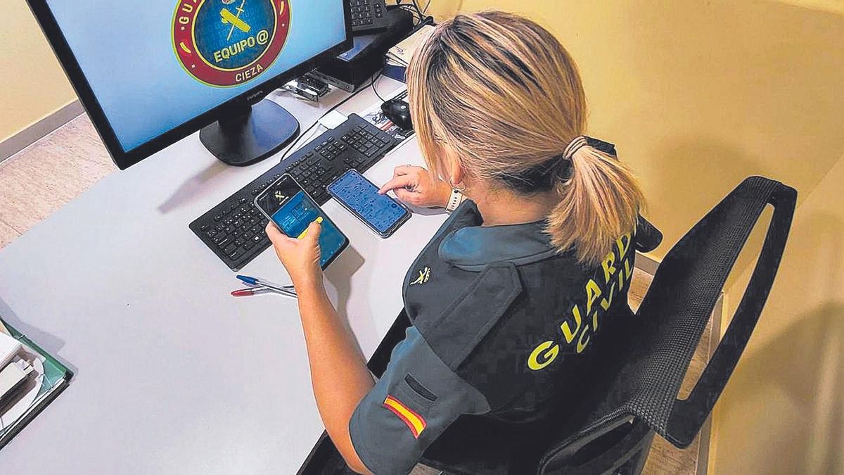 Una agente de la Guardia Civil del equipo Arroba