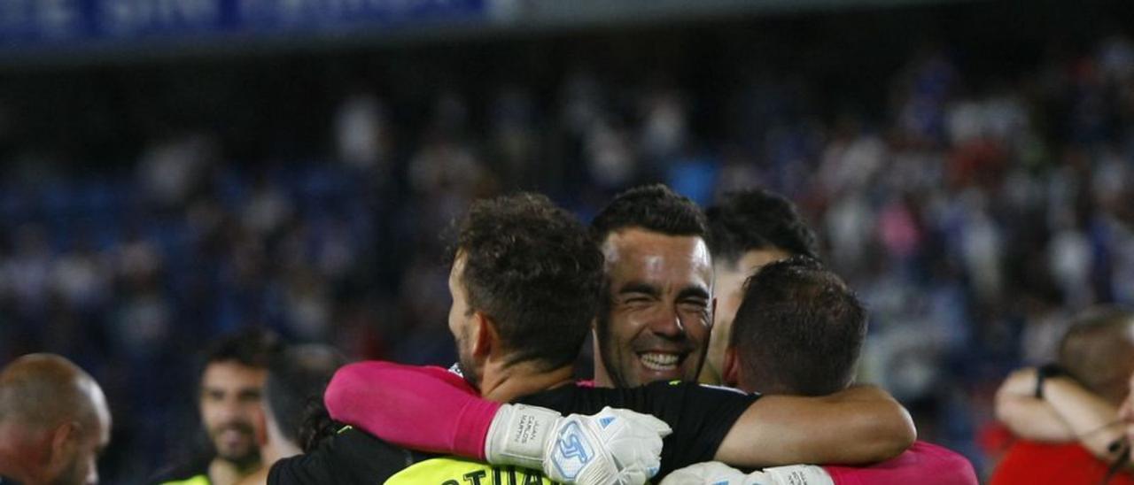 Juan Carlos s’abraça amb Jairo, Stuani i Víctor. | LOF