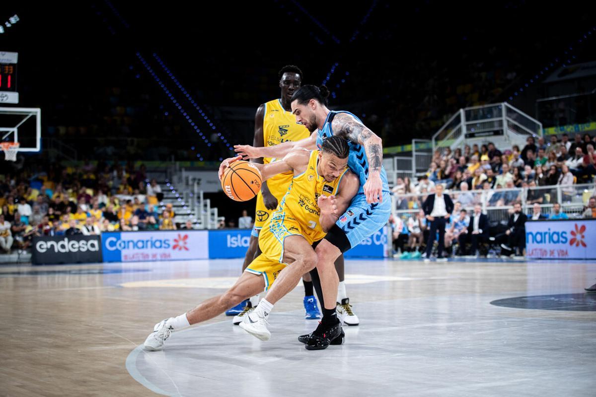 Isaiah Wong intenta abrirse paso en el duelo del Granca ante el Breogán.