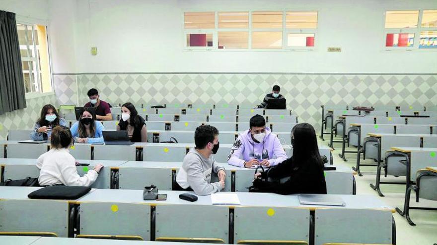 Estudiantes de la UMA tras su vuelta a las clases presenciales la pasada semana.