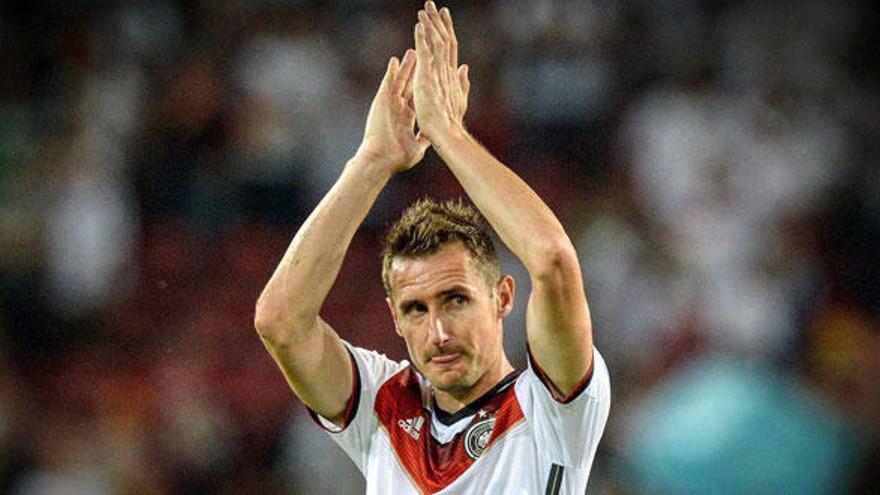 Miroslav Klose celebra un gol