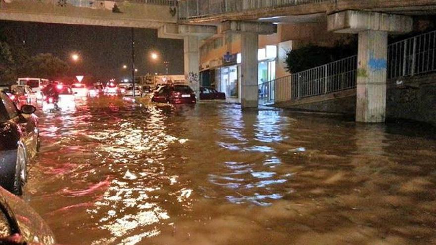 La rotonda de Can Misses, totalmente inundada bajo la pasarela peatonal hacia los Multicines.