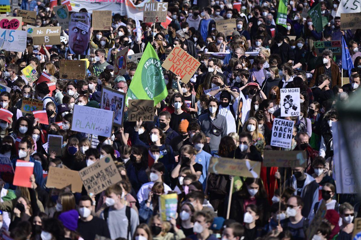 Jóvenes se manifiestan por la justicia climática y social, durante una marcha organizada por el movimiento activista climático Fridays for Future, en Berlín.