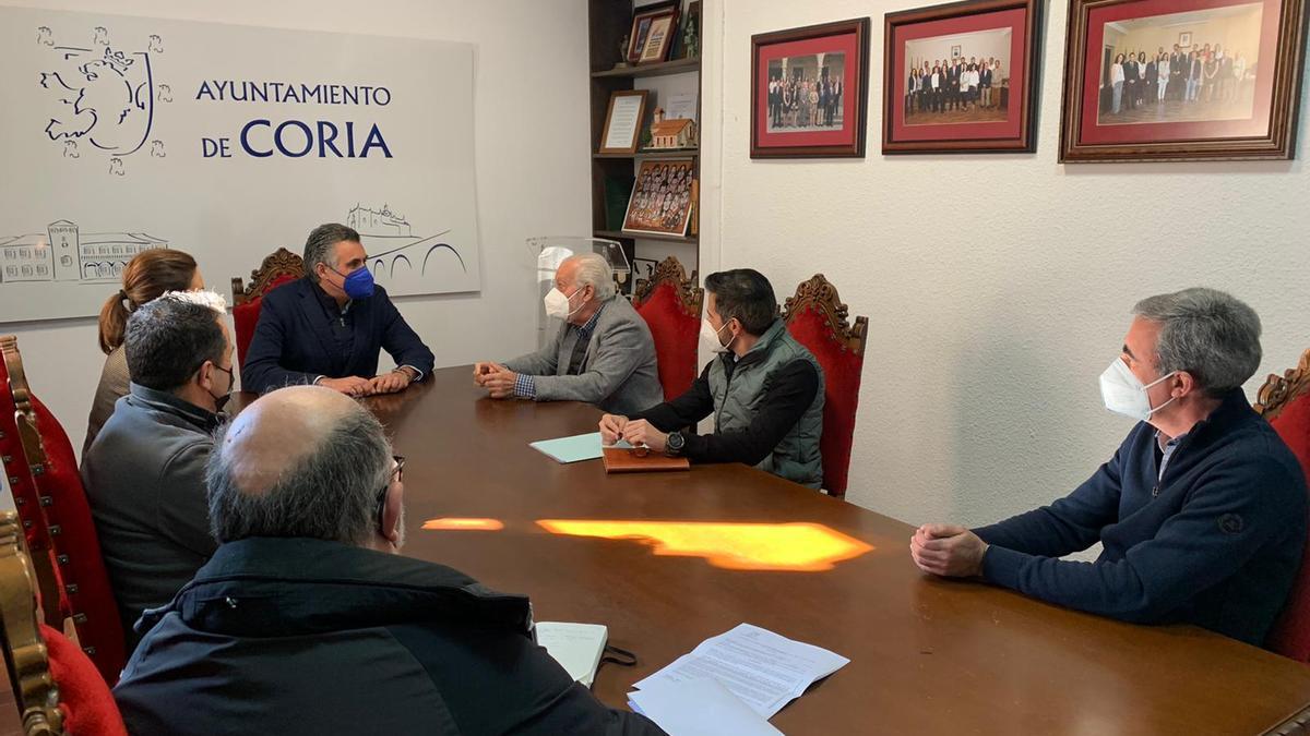 El alcalde, ediles del equipo de gobierno y miembros de Placeat, durante la reunión en el ayuntamiento cauriense.