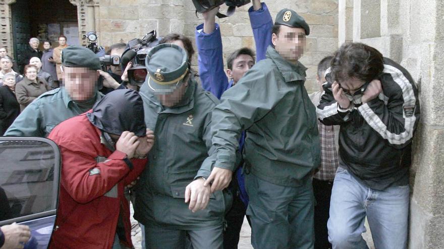 El esposo de Elena Calzadilla y su hermano, ayer, a su llegada a los juzgados de Noia.