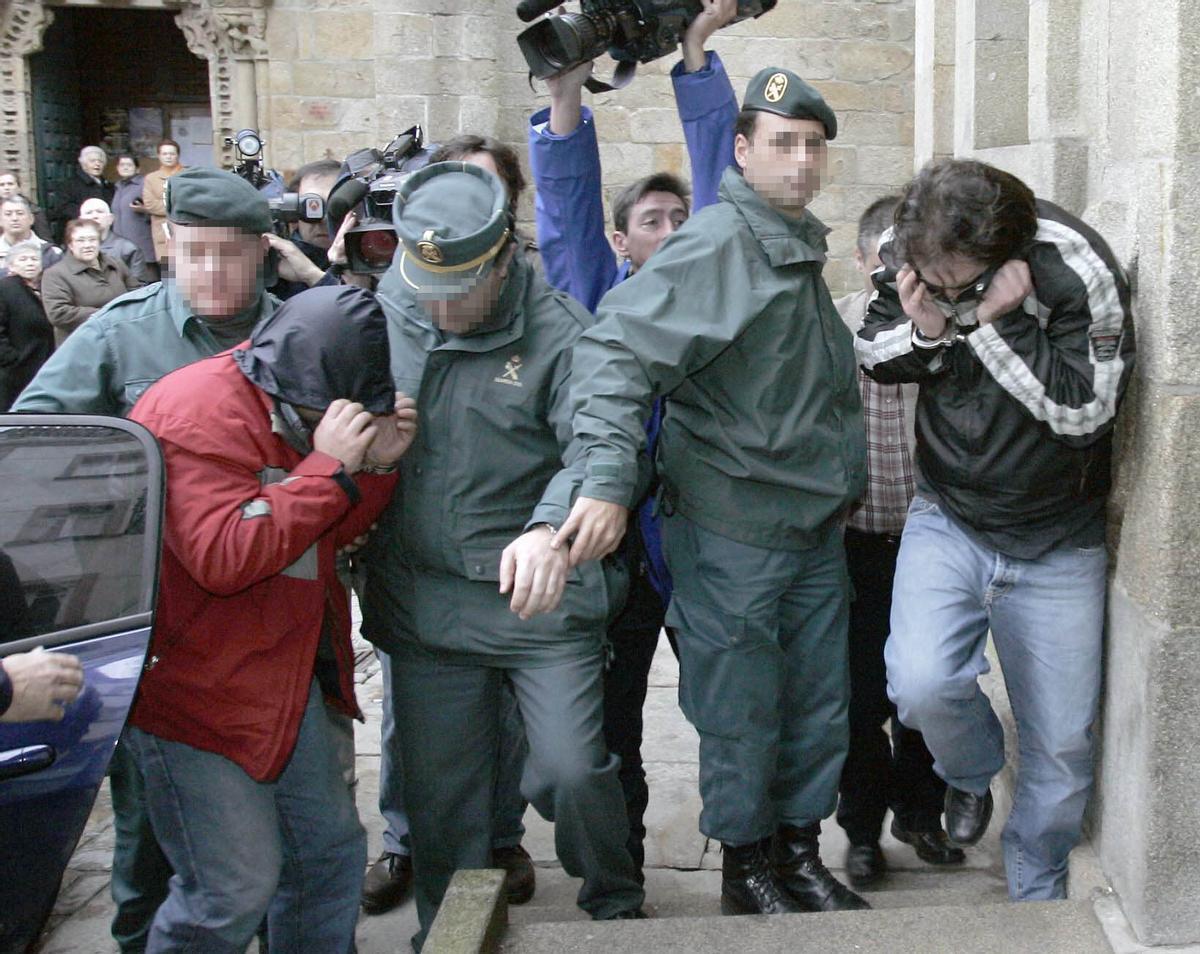 El esposo de Elena Calzadilla y su hermano, ayer, a su llegada a los juzgados de Noia.