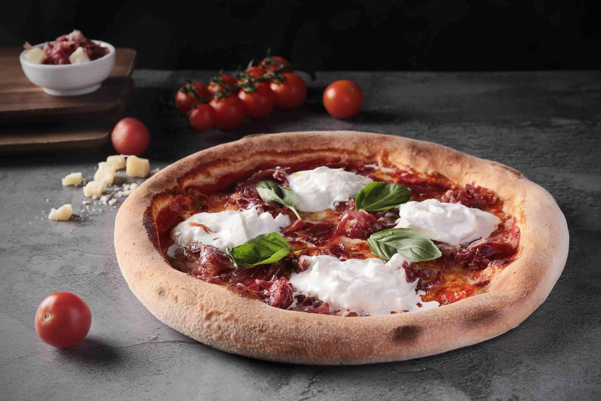 Pizza de burrata y jamón ibérico.