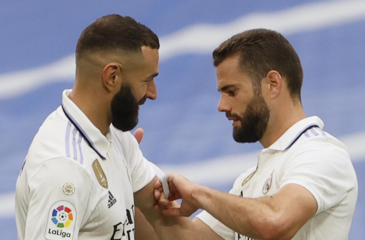 Nacho García le coloca el brazalete de capitán a Karim Benzema en el último partido de Liga.