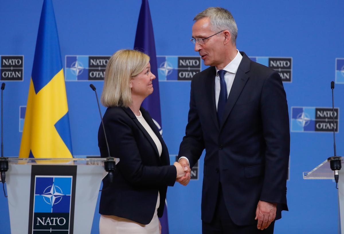 Bruselas, 27 de junio de 2022.- La primera ministra sueca Magdalena Andersson con el secretario general de la OTAN, Jens Stoltenberg
