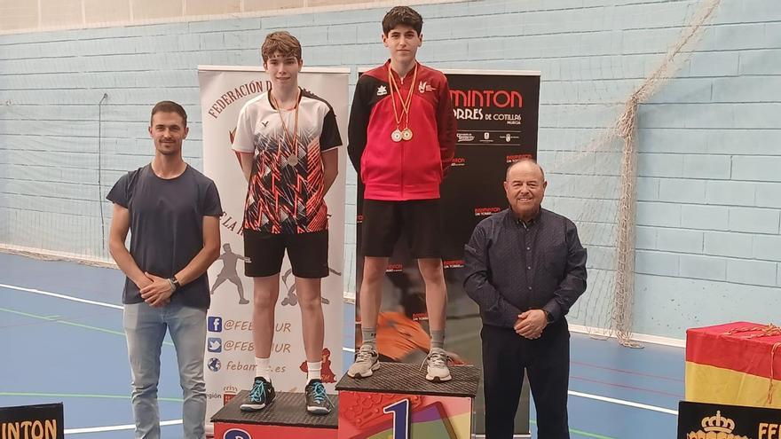 Feliu Terol, del CB Xàtiva, en lo alto del podio con las dos medallas conseguidas en Las Torres de Cotillas.