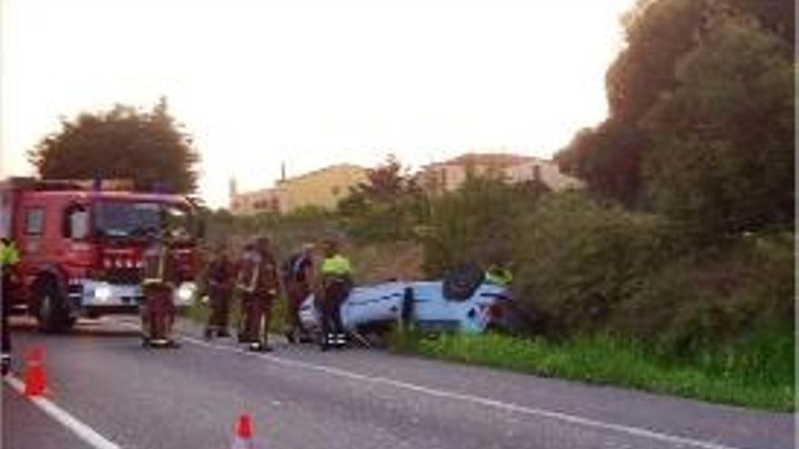 Un home bolca el seu cotxe a Medinyà