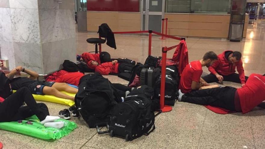 Els jugadors del Garatge Plana Girona passant la nit a l&#039;aeroport d&#039;El Prat