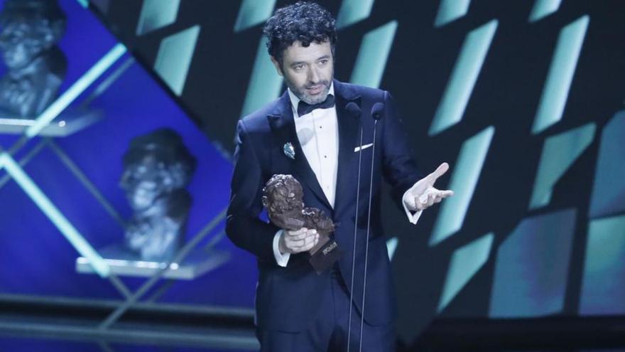 El cineasta Rodrigo Sorogoyen, con uno de sus Goya por ‘As bestas’.