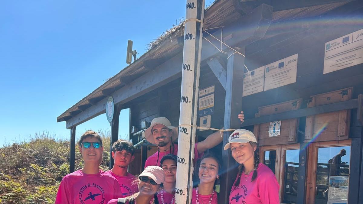 Voluntarios en el colillómetro