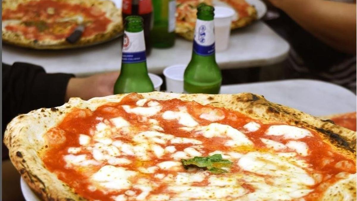 Platos de pizza.