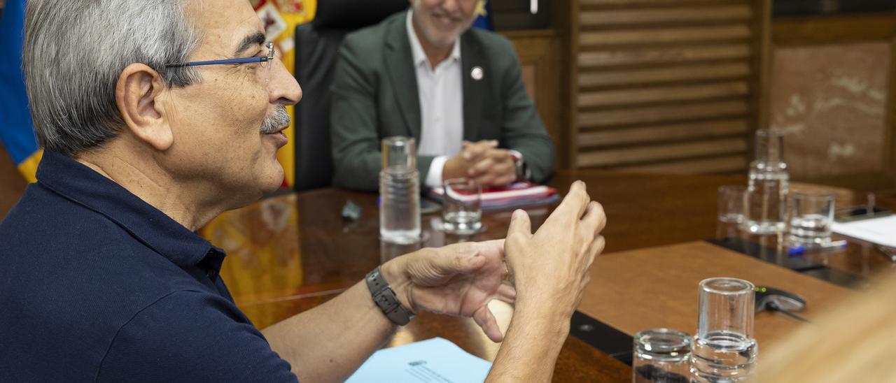 Román Rodríguez con Ángel Víctor Torres, hoy lunes, en el Consejo de Gobierno.