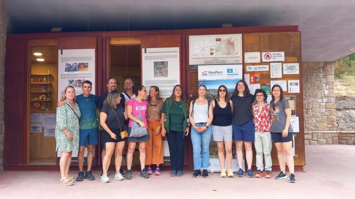 El Parc Prehistòric de les Coves del Toll rep la visita dels Serveis Territorials de la Catalunya central