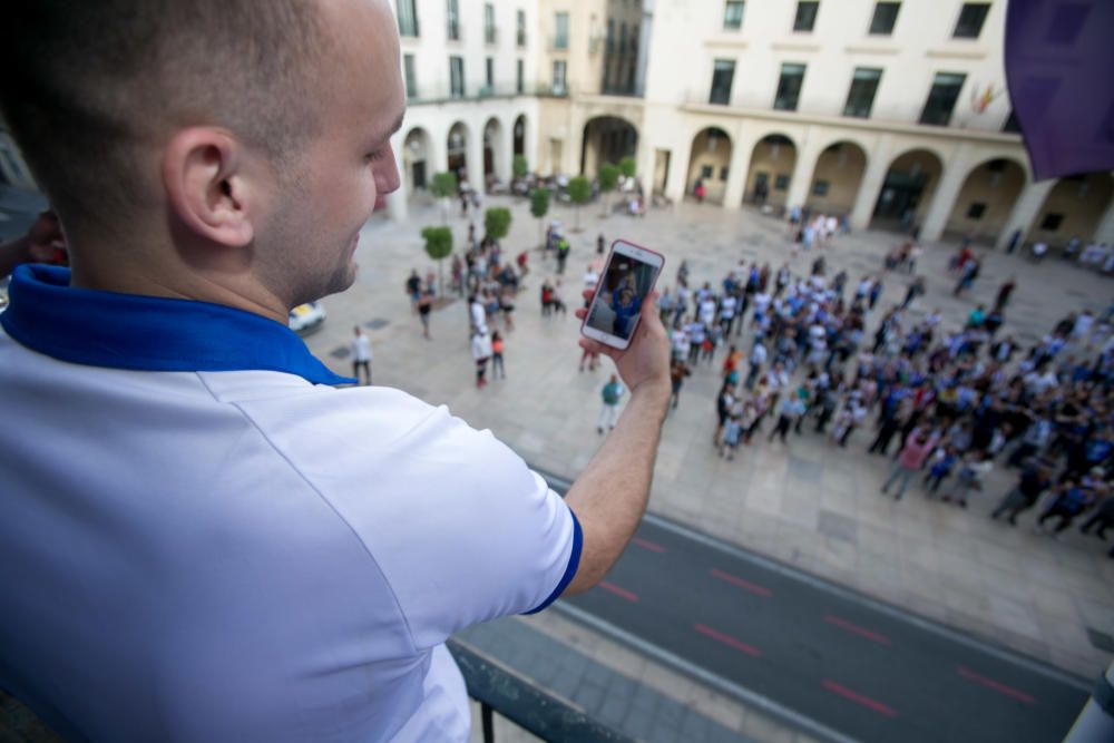 Unos 300 aficionados arropan al equipo de Rivero en el Ayuntamiento tras su ascenso a LEB Oro